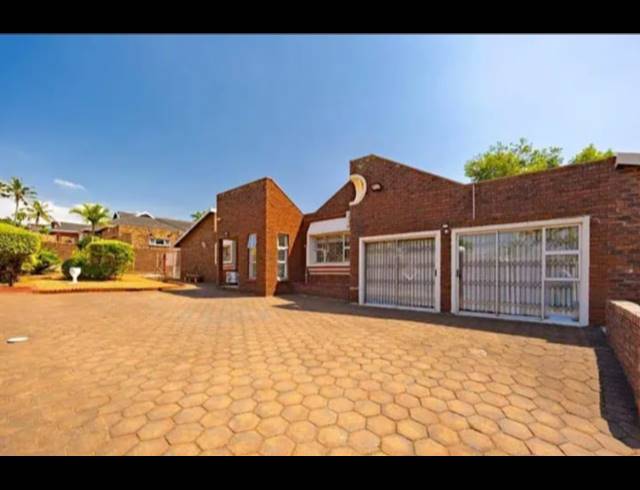 5 BEDROOM HOUSE FOR SALE IN ISIPINGO HILLS